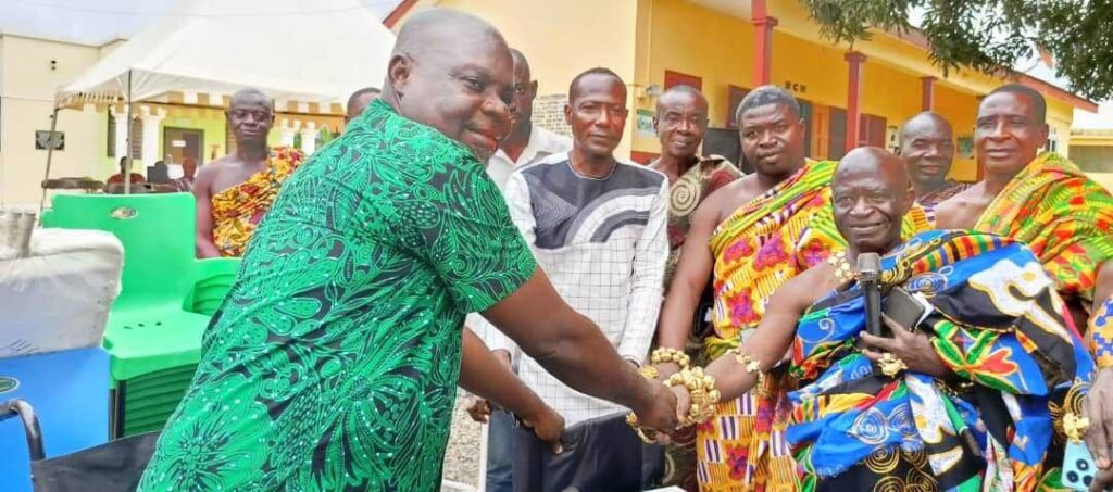 akrofuom-queenmother-donates-medical-items-to-akrofuom-health-center