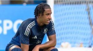 epl:-manchester-utd-defender-leny-yoro-suffers-foot-injury