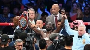 boxing:-terence-crawford-earns-unanimous-win-over-madrimov-to-stay-unbeaten