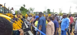 bono-minister-hands-over-drip-equipment-to-mdas