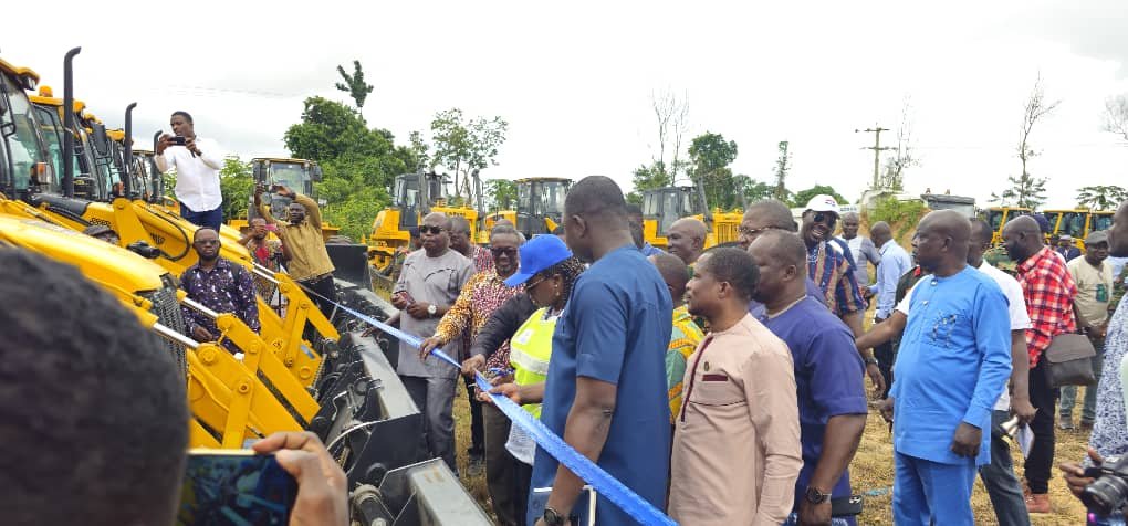 bono-minister-hands-over-drip-equipment-to-mdas